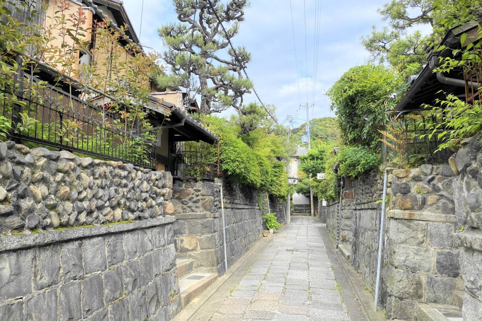 三層の石垣で構成されたタウンハウスの石塀小路